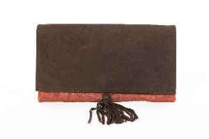קלאצ' וארנק מעור איכותי בשילוב צבעים, מקום לכרטיסי אשראי וידית אחיזה בורדו ושחור