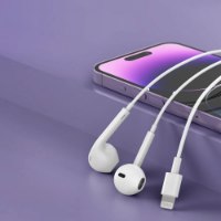 אוזניה חוטית Miracase MEL310 Lightning – אוזניות חוטיות לבנות עם מחבר לייטנינג מונחות ליד סמארטפון סגול