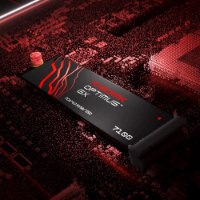 כונן SSD פנימי SanDisk Optimus GX 7100 NVMe 1TB – כונן שחור עם כיתוב אדום מונח על רקע מואר באדום פריט בודד