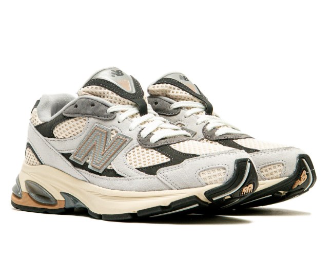 סניקרס New Balance NB 2002R אפור בז'