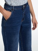 ג'ינס סטרייט