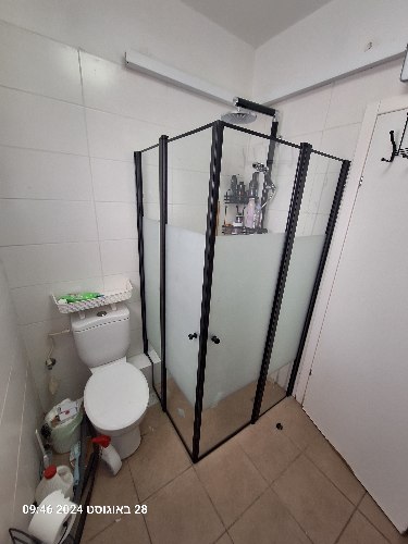 מקלחון פינתי קבוע + דלת עם פינוי לצינור  אסלה