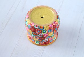 עציץ קטן עם חור ניקוז בדוגמת עיגולים צבעוניים