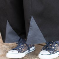 מכנסיים מדגם טרי מבד דריל בצבע שחור עם משולשים בצבע אפור - זוג אחרון במלאי במידה 15