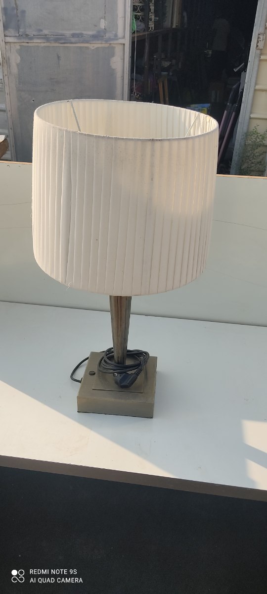 מנורת שולחן עם אהיל
