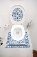 עיצוב איזור האסלה – מדבקה (39 ₪) שטיחון (88 ₪) סט (119 ₪) כחול קריסטלי  TIVA DESIGN