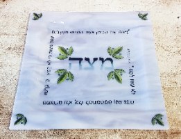 צלחת סגולה מזכוכית בטכניקת פיוזינג למצת פסח, צלחת מתנה לפסח