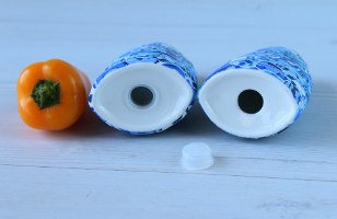 זוג מלחיה ופלפליה אסימטריות מפורצלן בגווני כחול ולבן