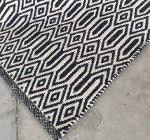 שטיח כותנה מעויינים גדול - טבעי ושחור