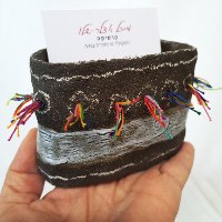 מעמד קרמיקה לכרטיסי ביקור בשילוב חוטי רקמה צבעוניים– One of a Kind