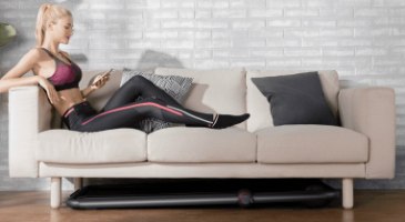 הליכון מתקפל WalkingPad K12 – הליכון שחור מקופל ומאוחסן מתחת לספה בצבע בז
