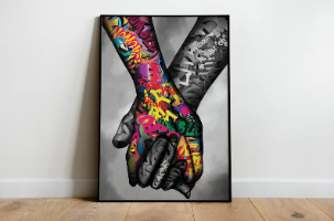 "Holding Hands" תמונת גרפיטי רומנטית של יד אוחזת יד מעוצבת ומודפסת על קנבס פרימיום מתוח מוכן לתליה