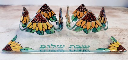 פמוט שקוף לשבת עם חמניות מצוירות בטכניקת פיוזינג