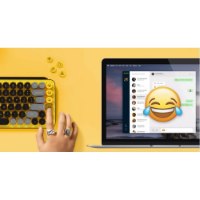 מקלדת מכאנית אלחוטית שחור/צהוב Logitech POP Keys – יד לוחצת על המקלדת שמונחת לצד מסך מחשב פריט בודד
