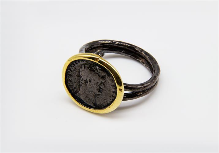 טבעת שחורה מכסף עם הטבעה