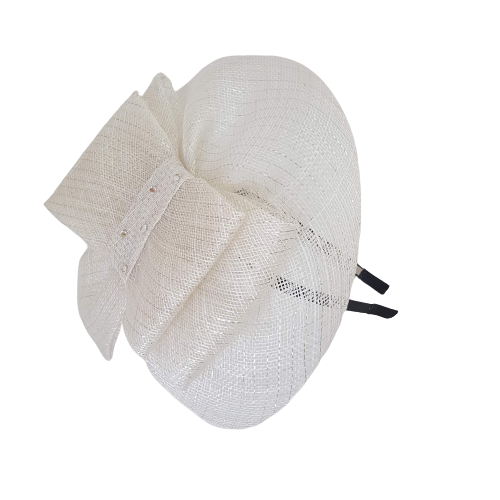 כובע לבן על קשת דגם צדף עם פפיון גדול