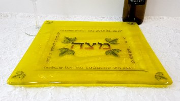 צלחת צהובה מזכוכית בטכניקת פיוזינג למצת פסח, צלחת כמתנה לפסח