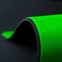 משטח עכבר Razer Gigantus V2 Pro Balance – מציגה תקריב של משטח העכבר הירוק עם טקסטורת כוורת ותפר שחור בשוליים