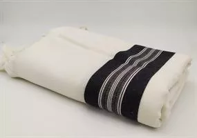 טלית צמר דגם תשבץ שחור החל מ - 330 ₪