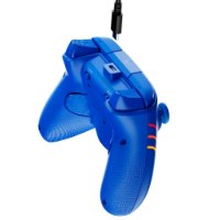 בקר חוטי לגיימינג צבע כחול Turtle Beach Afterglow Wave RGB for Xbox and PC – בקר כחול מחובר לכבל טעינה שחור מלמעלה על רקע