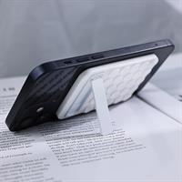 Sticky Stand – מדבקה חדשנית עם מעמד מובנה לסמארטפון