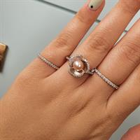 טבעת זהב לבן 18K מעוצבת בצורת פרח משובצת פנינה ויהלומים 0.35 קראט