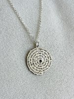 שרשרת אנא בכח על אישה