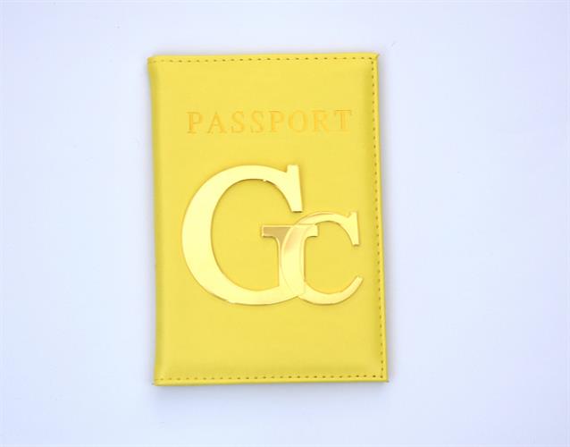 כיסוי לדרכון דמוי עור צהוב עם אותיות גדולות