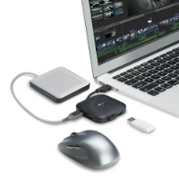 רכזת Tp-Link UH400 USB 3.0 4-Port Portable – רכזת שחורה מחוברת למחשב נייד עם התקני USB נוספים