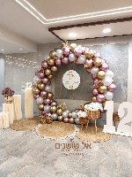 עיצוב עמדה לבת מצווה, חישוק ורוד לבן זהב.