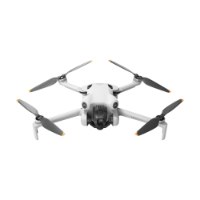 רחפן כולל שלט חכם DJI Mini 4 Pro – רחפן לבן אחד עם ארבעה פרופלורים אפורים וקצה כתום על רקע לבן