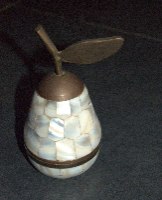 קופסה בצורת אגס עשויה פליז ומצופה באריחי אם הפנינה, מכסה מתברג, וינטאג'