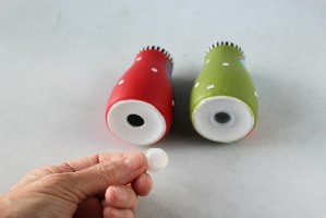 זוג צבעוני של מלחיה ופלפליה מפורצלן בשילוב פני נשים