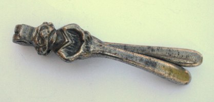 מפצח אגוזים אנגלי עתיק, עשוי ברזל מצופה בניקל עם ראש של שדון