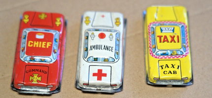 לוט של 3 מכוניות פח קטנות וינטאג', משטרה, אמבולנס ומונית יפן שנות השישים, צעצוע אספנות