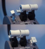 ג'וסטיק ומצערת טיסה Thrustmaster TCA Yoke Boeing Edition – מקרוב על מצערת טיסה אפורה עם ידיות מצערת וכנפונים לבנות