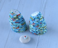 זוג מלחיה ופלפליה אסימטריות מפורצלן בגווני טורקיז וירוק עם נגיעות כתום