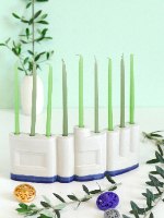 מנורת חנוכה ייחודית בצורת קשת, עם המילה שלום, מושלמת להנחה במרכז השולחן,מעוצבת כך שניתן לקרוא אותה משני הצדדים