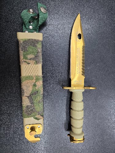 סכין מוזהבת ונרתיק קשיח כולל חיבור לאמ16 M4 וחותך פלדה