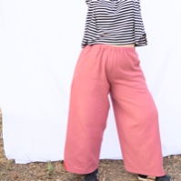 מכנסיים מדגם נועה מבד פיקה בצבע קורל