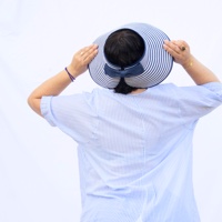 כובע קש עם פסים בכחול ולבן
