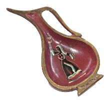 צלחת נוי קטנה עשויה ברונזה בצורת כד שמן עם ציור של רקדנית בבגדים מסורתיים, ישראל, שנות ה- 60