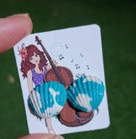 עגילי צדפה כחול לבן בטקסטורת שייש עשויים פימו עבודת יד