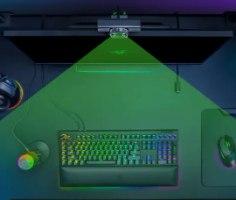 מצלמת רשת צבע שחור Razer Kiyo V2 X 2K – מבט על המצלמה מותקנת על מסך, מאירה שולחן גיימינג.