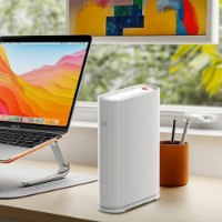 נתב סלולרי Zte G5TS 5G – נתב אלחוטי לבן ניצב על שולחן לצד מחשב נייד פתוח