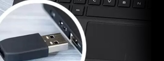 כונן קשיח חיצוני צבע כחול Western Digital My Passport Ultra 6TB USB-C – מתאם USB-A שחור מחובר ליציאת USB במחשב נייד