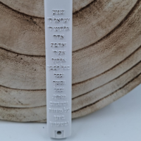 בית מזוזה מפסטיק לבן עם ברכת שמע ישראל