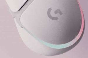 עכבר גיימינג אלחוטי Logitech G705 – מבט מקרוב על לוגו Logitech G ותאורת RGB צבעונית