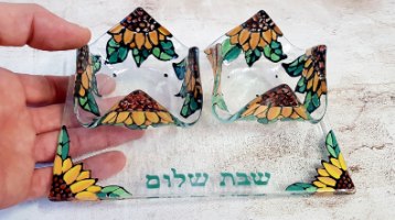 פמוט שקוף לשבת עם חמניות מצוירות בטכניקת פיוזינג