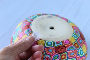 עציץ בינוני בצורת חלוק נחל אסימטרי בדוגמת עיגולים צבעוניים